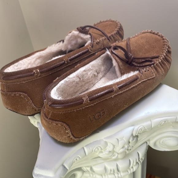 Ugg - Slippers - Size 8.5 - Picture 5 of 11